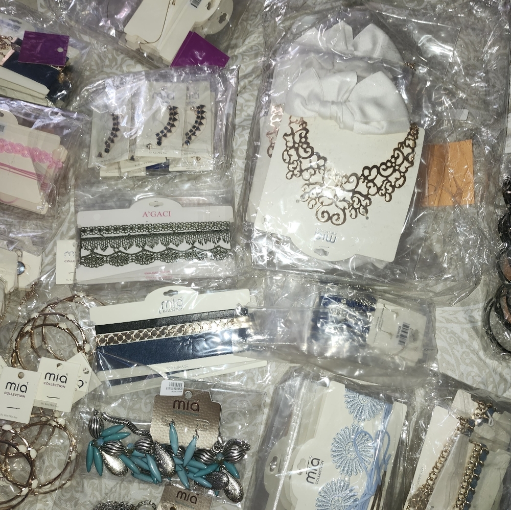 Resellers Bundle 132 pieces of Mia Collection Accessories. - Picture 6 of 10